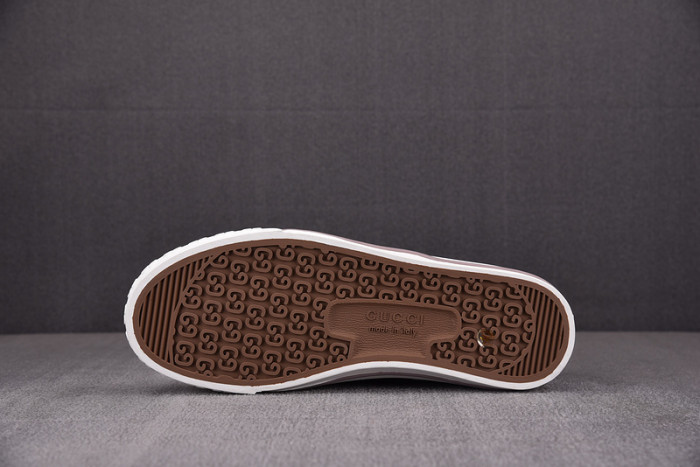 G*u*i* trainer sneaker99